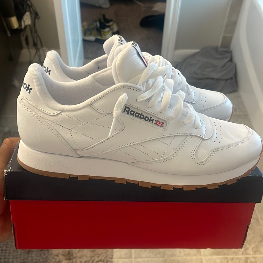 Size 11.5 Reebok Classic Leather, Gum bottom. Never worn, only tried on.
